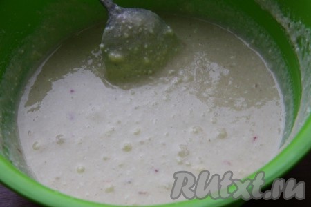 Добавить цедру половины апельсина и ванильный сахар. Все перемешать и оставить тесто минимум на 15 минут, чтобы манка набухла. Творожное тесто для манника по консистенции будет похоже на густую сметану.