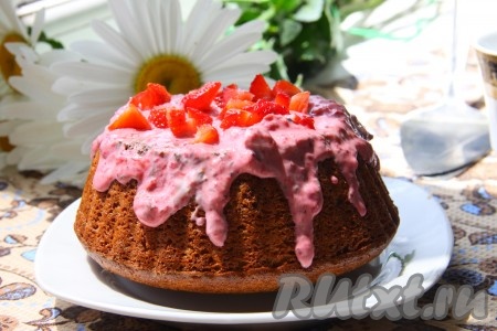 Выпекать творожный манник, примерно, 40 минут при температуре 180 градусов. Остывший манник украшаем по желанию. Я полила клубникой, взбитой в блендере со сметаной.
