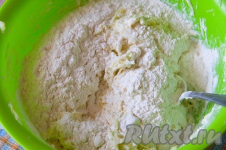 К получившейся творожно-кабачковой массе добавить соль, разрыхлитель,&nbsp;сахар и муку, хорошо перемешать. В принципе, тесто для оладий готово, я предлагаю добавить в него ещё зелень.
