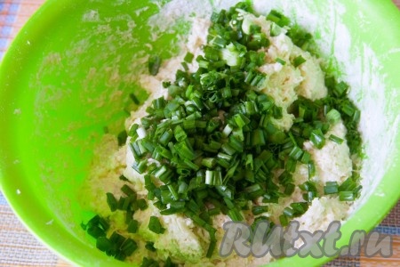 Мелко нарезать зелень (я нарезала зелёный лук), добавить в тесто и перемешать.
