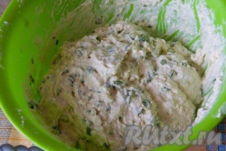 Тесто для оладий из кабачков с творогом получается достаточно густоватым и не должно стекать с ложки.
