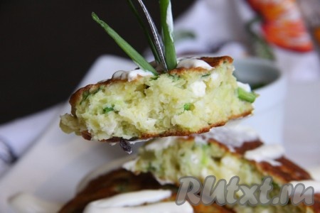 Подаем наши пышные, вкусные, ароматные творожно-кабачковые оладьи со сметанкой.
