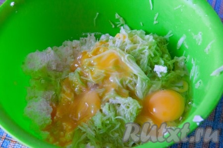 Добавить яйца, перемешать.
