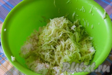 Кабачки, натёртые на мелкой терке (молодые кабачки можно не очищать от кожуры), смешать с творогом.
