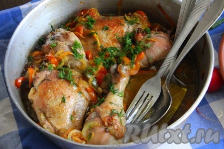 Отправить курицу с болгарским перцем в духовку, разогретую до 180 градусов, и запекать до образоваемя румяной корочки на мясе (примерно, минут 30). Готовую курицу обильно посыпать нарезанной зеленью.
