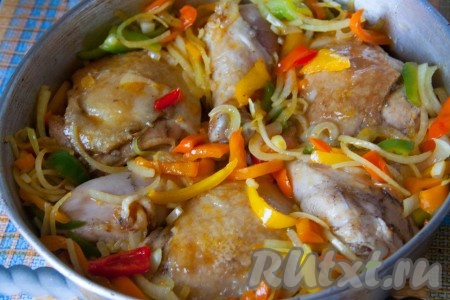 В форму для запекания, смазанную маслом, выложить обжаренные кусочки курицы, болгарский перец с луком и чесноком.