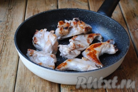 Обжаривать мясо, примерно, по 2-3 минуты с каждой стороны.