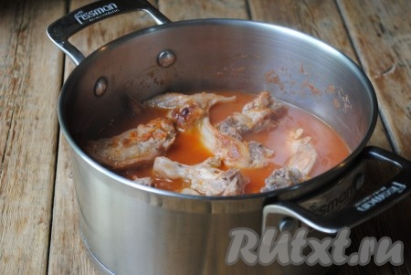 Отправить кастрюлю с гуляшом из кролика на огонь, довести до кипения. Затем кастрюлю накрыть крышкой и тушить гуляш на небольшом огне 40-60 минут. Время тушения будет зависеть&nbsp;от возраста животного. Гуляш можно считать готовым, когда мясо станет мягким и будет легко прокалываться ножом или вилкой. 