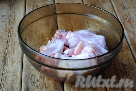 Мясо кролика хорошо вымыть и нарезать на порционные кусочки. Как правило, мясо для гуляша нужно срезать с костей и нарезать небольшими кубиками. Но в этот раз я решила нарезать кролика на порционные кусочки, не срезая мясо с костей. 