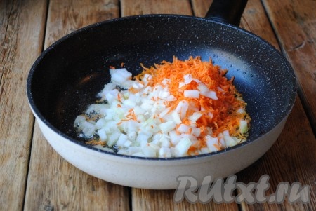 В сковороду, где обжаривалось мясо, выложить лук и морковь. 