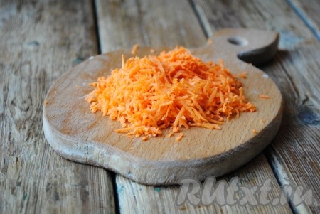 Морковь натереть на средней тёрке.&nbsp;
