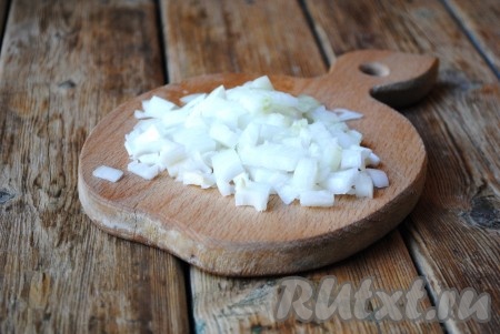 Лук и морковь очистить. Лук нарезать небольшими кубиками.&nbsp;
