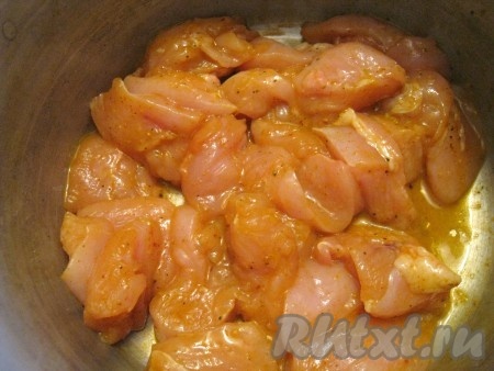 Куриную грудку порезать на маленькие кусочки, посыпать куркумой, ароматными травами и перемешать с яичным белком.