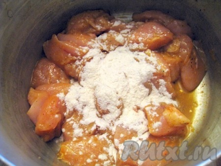 Добавить муку и хорошо обвалять куски курицы в ней.