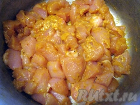 Кусочки курицы готовы к обжариванию.