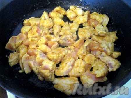 Растопить сливочное масло и на среднем огне обжарить кусочки курицы.