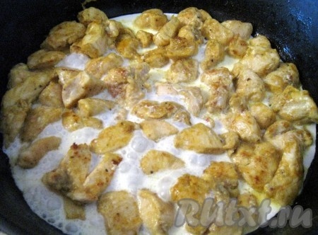 Затем влить сливки и потушить курицу минут 10.