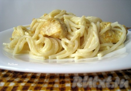 Спагетти с курицей в сливочном соусе
