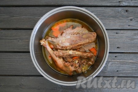 На функции "Тушение" готовить 1 час (мясо должно стать мягким). Времени может понадобиться больше или же меньше, все будет зависеть от возраста животного или используемой птицы.
