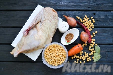 Подготовить необходимые ингредиенты для приготовления нута с мясом в мультиварке.
