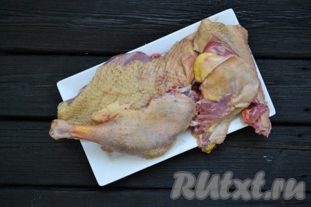 Мясо вымыть и нарезать на порционные кусочки.
