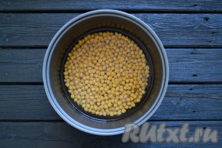 Перебрать нут от мусора и залить большим количеством холодной воды минимум на 6 часов, а лучше на ночь. Затем необходимо слить воду и нут залить свежей холодной водой. Не накрывая крышкой, поставить кастрюлю с нутом на огонь, довести до кипения, затем огонь уменьшить и варить нут до готовности (это займет 30-40 минут). Если варить нут без предварительного замачивания - на это понадобится 1-1,5 часа. В момент закипания нута образуется на поверхности пенная "шапка" - её необходимо снять. Когда нут сварится до готовности, лишнюю воду слить и отставить нут в сторону.
