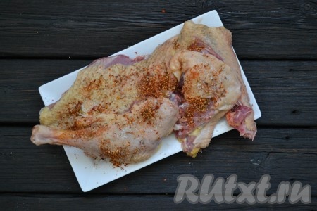 Мясо посолить и приправить специями. Массажными движениями втереть их в каждый кусочек мяса.
