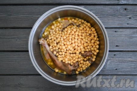 По истечении времени в чашу мультиварки к готовому мясу добавить сваренный нут, продолжить готовить на функции "Тушение" еще 10-15 минут.
