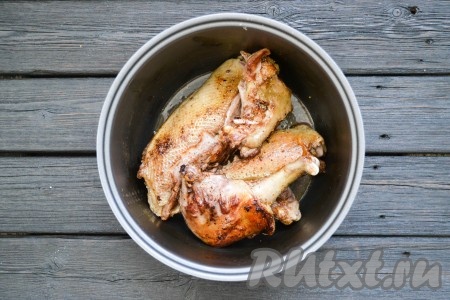 Выложить в разогретую чашу мультиварки мясо жирком вниз. Если мясо постное, влейте небольшое количество растительного масла. Обжарить мясо на функции "Жарка" в течение 20-30 минут (до красивого румяного цвета со всех сторон).
