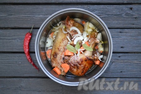 Очистить лук и морковь, нарезать тонкими полукольцами и выложить на мясо в чашу мультиварки. Добавить лавровые листья и несколько колечек острого перца, влить холодную воду, закрыть крышку мультиварки.&nbsp;
