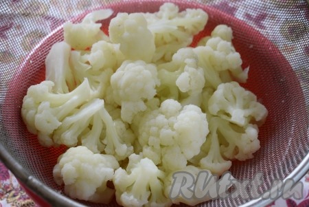Через дуршлаг&nbsp;слить воду и оставить отваренную цветную капусту в дуршлаге, чтобы стекли остатки жидкости.