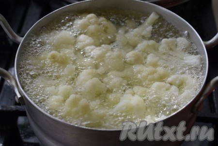 После закипания воды убавить огонь, засечь ровно 4 минут и снять кастрюлю с огня.