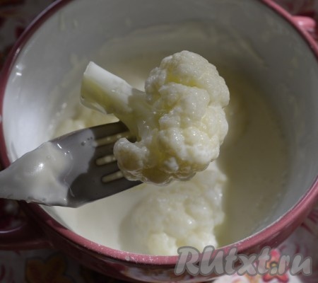 Каждое соцветие цветной капусты со всех сторон обмакнуть в кляр, удобно это делать вилкой.