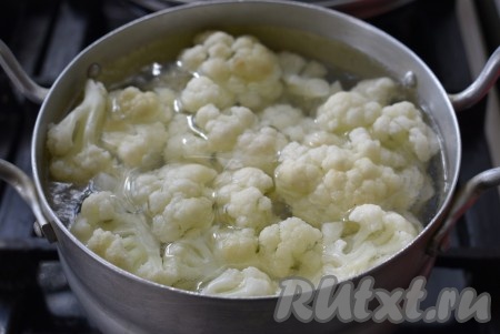 В кастрюле вскипятить воду, подсолить её и выложить цветную капусту в кипящую воду.