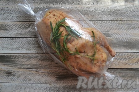 В рукав для запекания поместить гуся и веточки розмарина, завязать туго края рукава и отправить в разогретую духовку.
