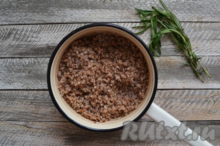 Поставить сотейник с гречкой на средний огонь, а после закипания снизить огонь к минимуму, сотейник накрыть крышкой. Варить до готовности (примерно, 20 минут), крупа должна стать мягкой, рассыпчатой.
