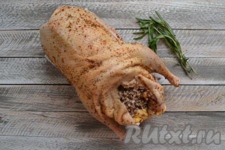 Сваренную гречневую крупу вложить внутрь гуся.
