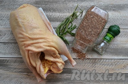 Подготовить необходимые ингредиенты для приготовления гуся, запеченного с гречкой.