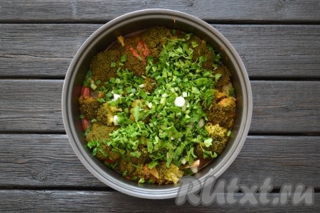 За 5 минут до окончания приготовления всыпать измельченную зелень.