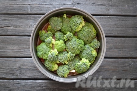 Выложить брокколи поверх других ингредиентов.
