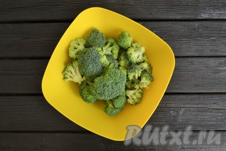 Брокколи разобрать на соцветия и промыть холодной водой.
