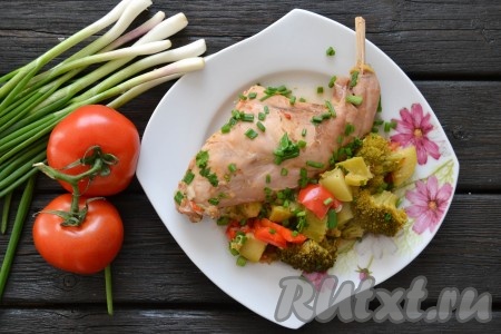 Достаем из чаши мультиварки кусочки кролика и подаем вместе с овощами в горячем виде.
