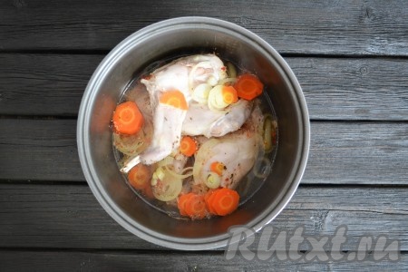 Влить стакан воды, закрыть крышку мультиварки и на программе "Тушение" готовить 30 минут.
