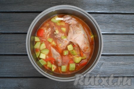 Выставить программу "Тушение" на 30 минут, закрыть крышку мультиварки и продолжить готовить мясо кролика с овощами до окончания программы. По вкусу добавить соль и молотый душистый перец.