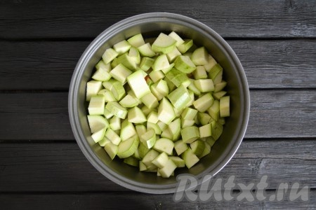 Когда мультиварка закончит приготовление мяса, выложить кабачки, нарезанные кубиками размером, примерно, 1,5х1,5 см (если кабачки молодые - их можно не очищать от кожуры). 