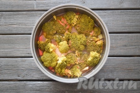 Не перемешивая, продолжить готовть мясо кролика с овощами на программе "Тушение" еще в течение 15-20 минут.
