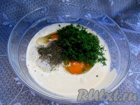 Для приготовления сметанного соуса смешайте сметану, яйца, мелко нарезанный укроп, соль и черный молотый перец.
