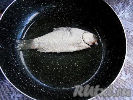 Обжарьте каждого карася на среднем огне на разогретой сковороде на растительном масле до золотистого цвета с двух сторон. Рыбу можно жарить не до полной готовности, так как она потом будет еще запекаться.