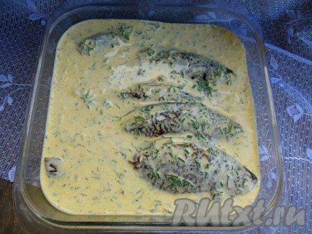 Сверху залейте карасей сметанным соусом.
