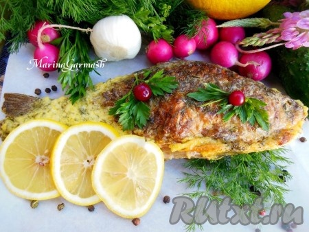 Карасиков в сметанном соусе подавайте к столу вместе со свежей зеленью и овощами.
